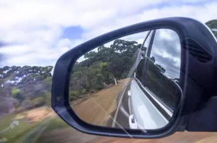小小后視鏡導致一瞬間車毀人亡！